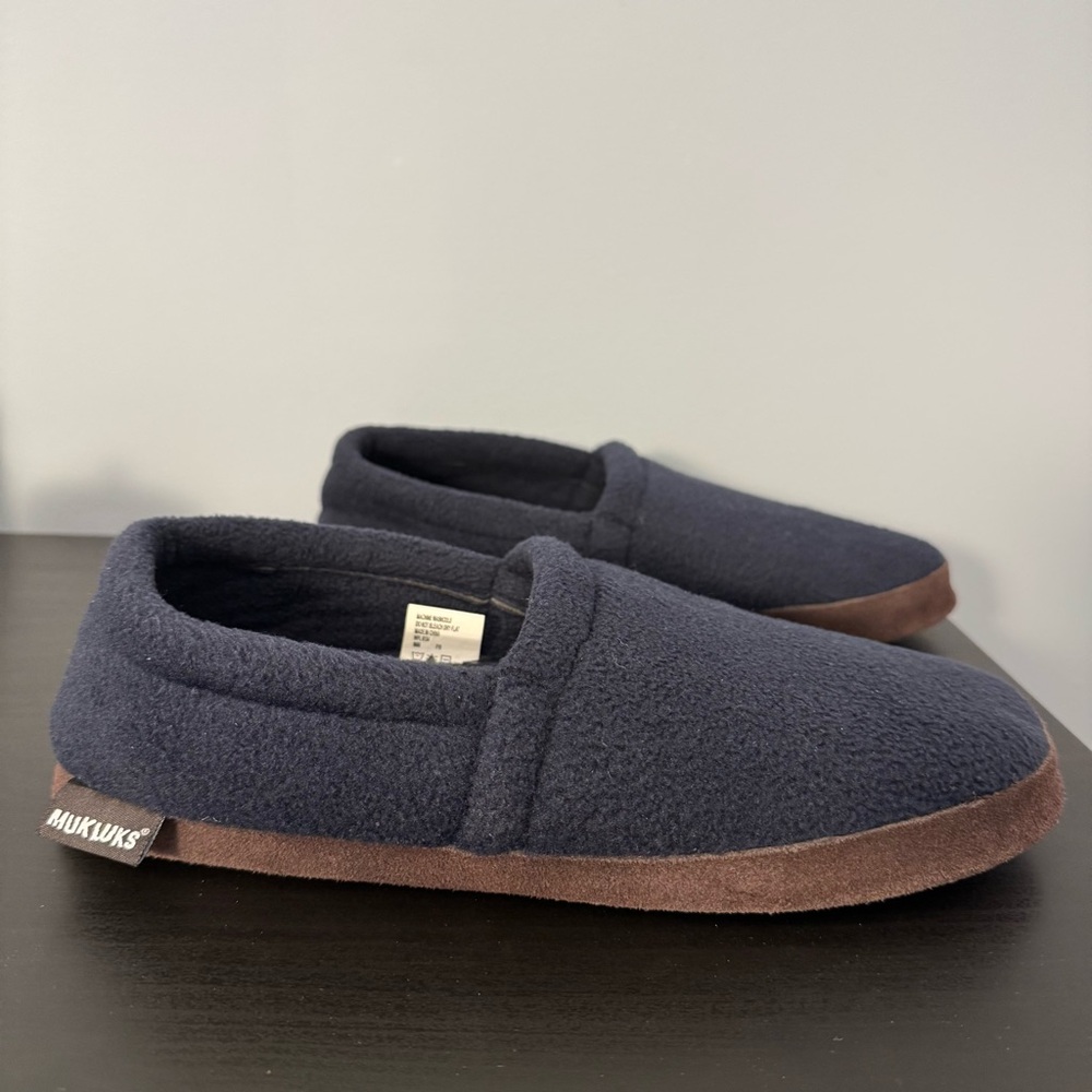Muk Luks Navy Blue Fleece Slippers Men's Size L (fits 11, 12 and 12.5 shoe size)
